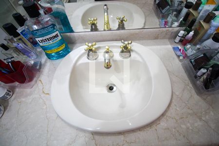 Casa de condomínio à venda com 232m², 4 quartos e 4 vagas Casa de condomínio à venda com 232m², 4 quartos e 4 vagasBanheiro da Suíte