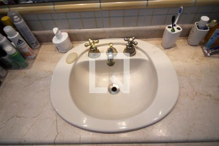 Casa de condomínio à venda com 232m², 4 quartos e 4 vagas Casa de condomínio à venda com 232m², 4 quartos e 4 vagasBanheiro - Torneira