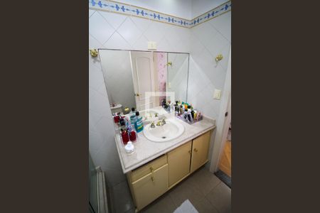 Casa de condomínio à venda com 232m², 4 quartos e 4 vagas Casa de condomínio à venda com 232m², 4 quartos e 4 vagasBanheiro da Suíte