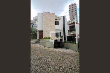 Casa de condomínio à venda com 232m², 4 quartos e 4 vagas Casa de condomínio à venda com 232m², 4 quartos e 4 vagasFachada