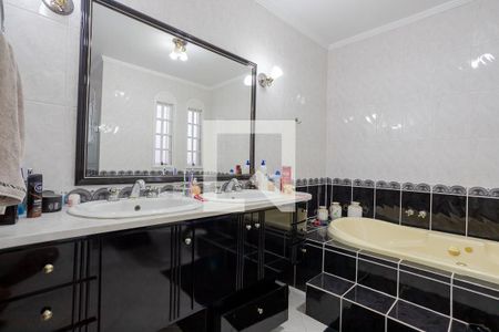 Casa à venda com 252m², 4 quartos e 2 vagasBanheiro da Suíte