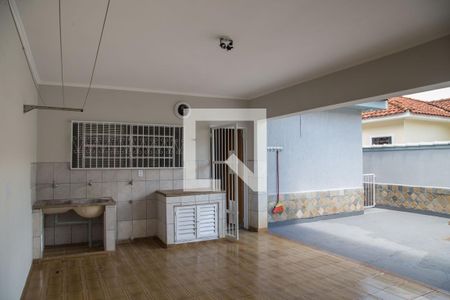 Casa para alugar com 220m², 3 quartos e 2 vagasÁrea de serviço