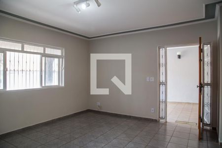 Casa para alugar com 220m², 3 quartos e 2 vagasSala