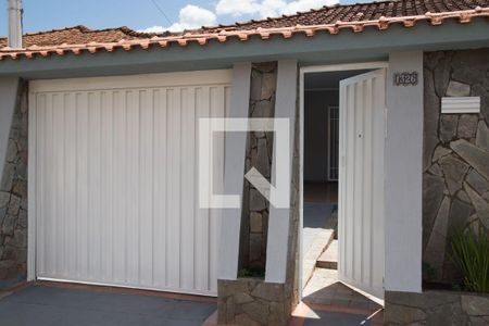 Casa para alugar com 220m², 3 quartos e 2 vagasFachada