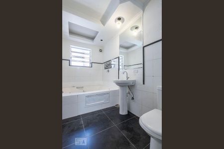 Casa para alugar com 295m², 4 quartos e 2 vagas Casa para alugar com 295m², 4 quartos e 2 vagasTerraço - Suíte banheiro