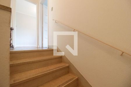 Casa para alugar com 350m², 4 quartos e 4 vagasEscada