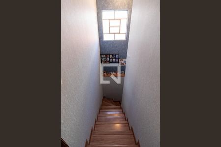 Casa à venda com 130m², 3 quartos e 1 vaga Casa à venda com 130m², 3 quartos e 1 vagaEscada