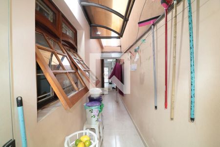 Casa à venda com 95m², 3 quartos e 2 vagasCorredor lateral