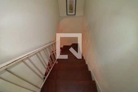 Casa à venda com 95m², 3 quartos e 2 vagasEscada de acesso aos dormitorios