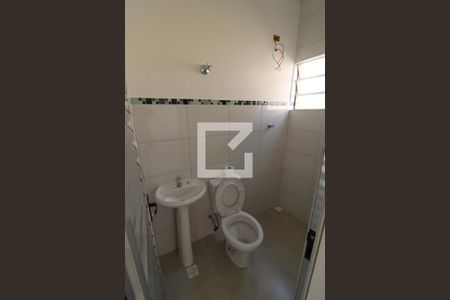 Banheiro de kitnet/studio para alugar com 1 quarto, 28m² em Quinta da Paineira, São Paulo