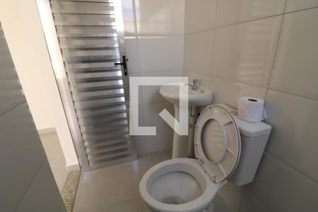 Banheiro de kitnet/studio para alugar com 1 quarto, 28m² em Quinta da Paineira, São Paulo