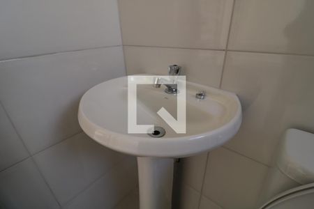 Banheiro de kitnet/studio para alugar com 1 quarto, 28m² em Quinta da Paineira, São Paulo