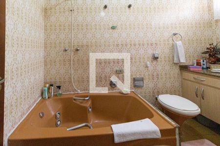 Casa à venda com 323m², 3 quartos e 4 vagasBanheiro da Suíte 2