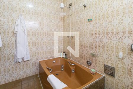 Casa à venda com 323m², 3 quartos e 4 vagasBanheiro da Suíte 2