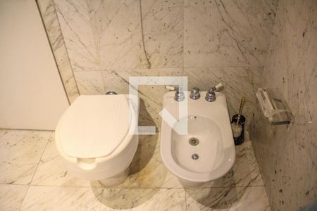 Apartamento à venda com 431m², 4 quartos e 4 vagasBanheiro da Suíte 1