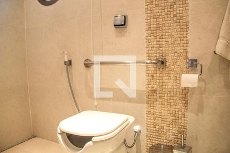 Apartamento à venda com 431m², 4 quartos e 4 vagasBanheiro da Suíte 2