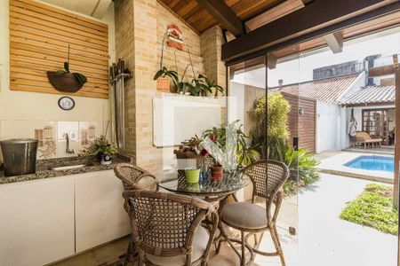 Casa à venda com 220m², 4 quartos e 3 vagasChurrasqueira