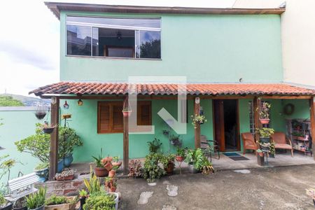 Casa à venda com 300m², 2 quartos e 4 vagas Casa à venda com 300m², 2 quartos e 4 vagasFachada