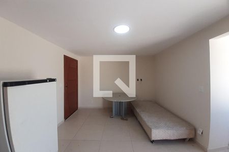 Sala/Cozinha de kitnet/studio para alugar com 1 quarto, 70m² em Pilares, Rio de Janeiro