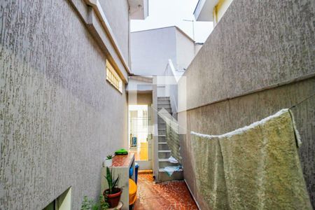 Casa à venda com 70m², 2 quartos e 2 vagasCorredor lateral