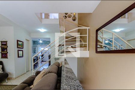 Casa à venda com 159m², 3 quartos e 2 vagasEscada