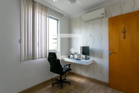 Quarto 2 de apartamento para alugar com 2 quartos, 100m² em Sagrada Família, Belo Horizonte