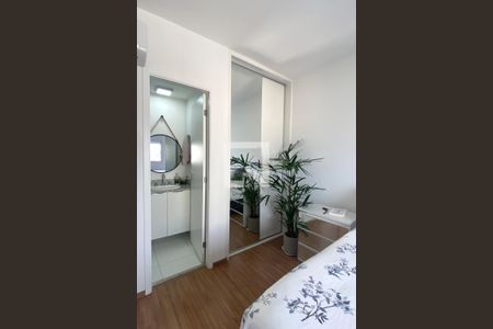 Closet da suíte 1 de apartamento para alugar com 2 quartos, 62m² em Tamboré, Barueri