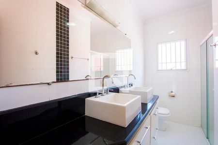 Casa à venda com 174m², 3 quartos e 2 vagasBanheiro do quarto 1