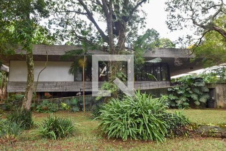 Casa à venda com 1879m², 8 quartos e 8 vagasLateral da casa vista do Quintal