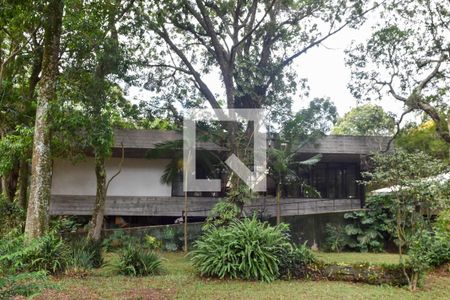 Casa à venda com 1879m², 8 quartos e 8 vagasLateral da casa vista do Quintal