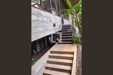 Casa à venda com 1879m², 8 quartos e 8 vagasEscada da cozinha para parte térrea