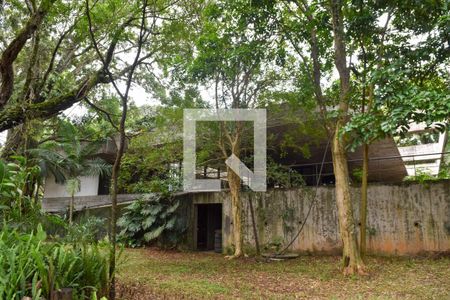 Casa à venda com 1879m², 8 quartos e 8 vagasLateral da casa vista do Quintal