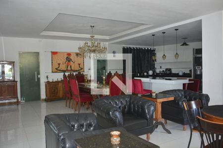 Sala de casa para alugar com 6 quartos, 400m² em Zumbi, Rio de Janeiro