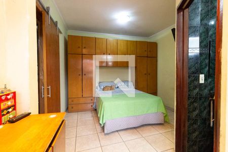 Casa à venda com 205m², 5 quartos e 6 vagasSuíte 1 fundos