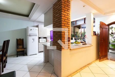 Casa à venda com 205m², 5 quartos e 6 vagasCozinha fundos