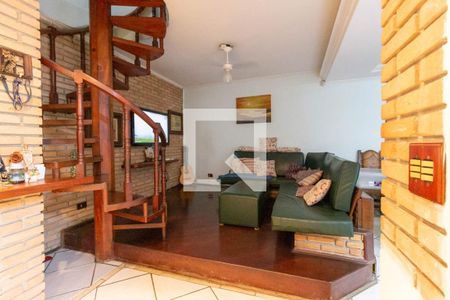 Casa à venda com 205m², 5 quartos e 6 vagasSala fundos