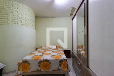 Casa à venda com 205m², 5 quartos e 6 vagasSuíte 2 fundos