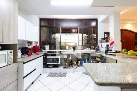 Casa à venda com 205m², 5 quartos e 6 vagasCozinha fundos