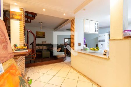 Casa à venda com 205m², 5 quartos e 6 vagasSala fundos