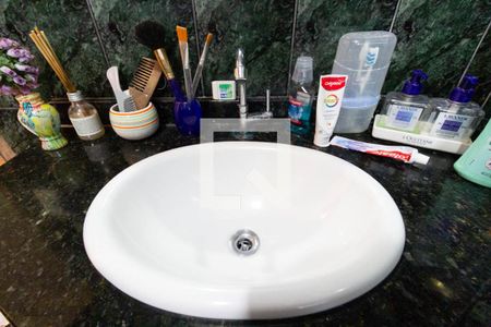 Casa à venda com 205m², 5 quartos e 6 vagasBanheiro Suíte 1 fundos