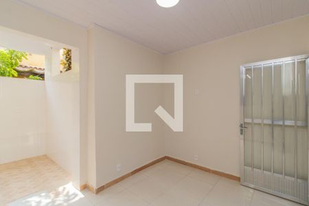 Sala de casa para alugar com 2 quartos, 77m² em Marechal Hermes, Rio de Janeiro