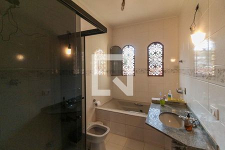 Casa à venda com 199m², 3 quartos e 2 vagasBanheiro do quarto 1