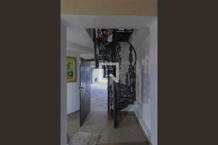 Casa para alugar com 500m², 4 quartos e 6 vagas Casa para alugar com 500m², 4 quartos e 6 vagasEscadas a Sala de Jantar
