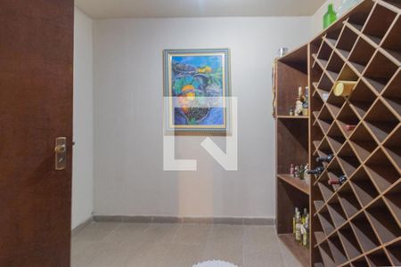 Casa para alugar com 500m², 4 quartos e 6 vagas Casa para alugar com 500m², 4 quartos e 6 vagasAdega