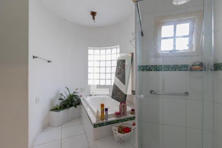 Casa para alugar com 500m², 4 quartos e 6 vagas Casa para alugar com 500m², 4 quartos e 6 vagasBanheiro da Suíte 2