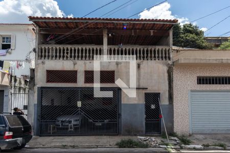 Casa à venda com 80m², 2 quartos e 4 vagas Casa à venda com 80m², 2 quartos e 4 vagasFachada