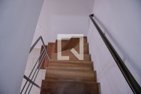 Escada de casa de condomínio para alugar com 2 quartos, 130m² em Vila Sao Joao, Guarulhos