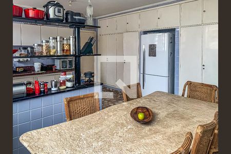 Casa à venda com 377m², 4 quartos e 4 vagas Casa à venda com 377m², 4 quartos e 4 vagasCozinha