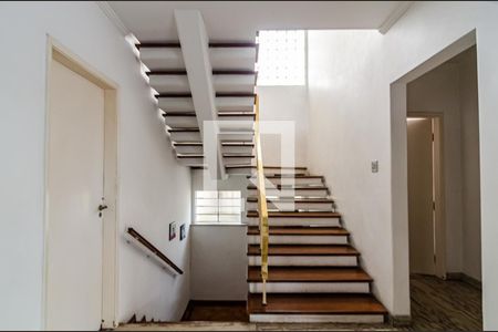 Casa à venda com 377m², 4 quartos e 4 vagas Casa à venda com 377m², 4 quartos e 4 vagasEscada