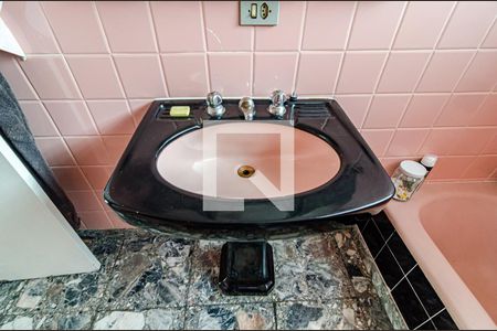 Casa à venda com 377m², 4 quartos e 4 vagas Casa à venda com 377m², 4 quartos e 4 vagasBanheiro da suíte 1